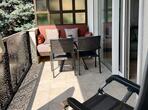 Balkon mit Liegestuhl und Sitzecke