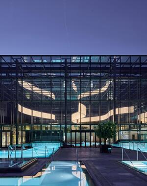 Terme Merano di sera con piscine esterne illuminate.