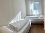 Zimmer mit zwei Einzelbetten.