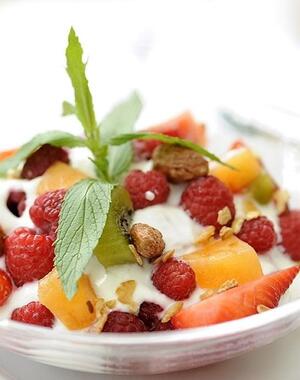 Una ciotola con yogurt e frutta fresca.