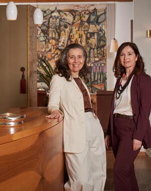 Die Schwestern Gitti und Christine stehen an der Holzrezeption im Zea Curtis.